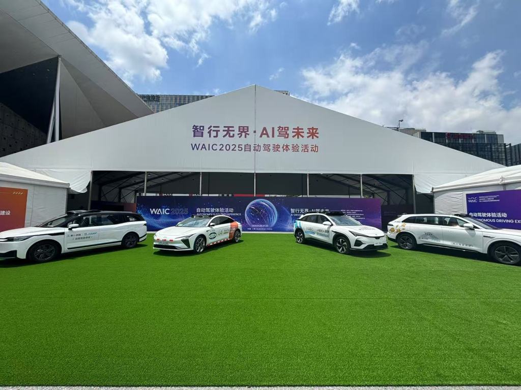 L4级无人驾驶车有何不同？记者独乘体验，遇到行人横穿马路