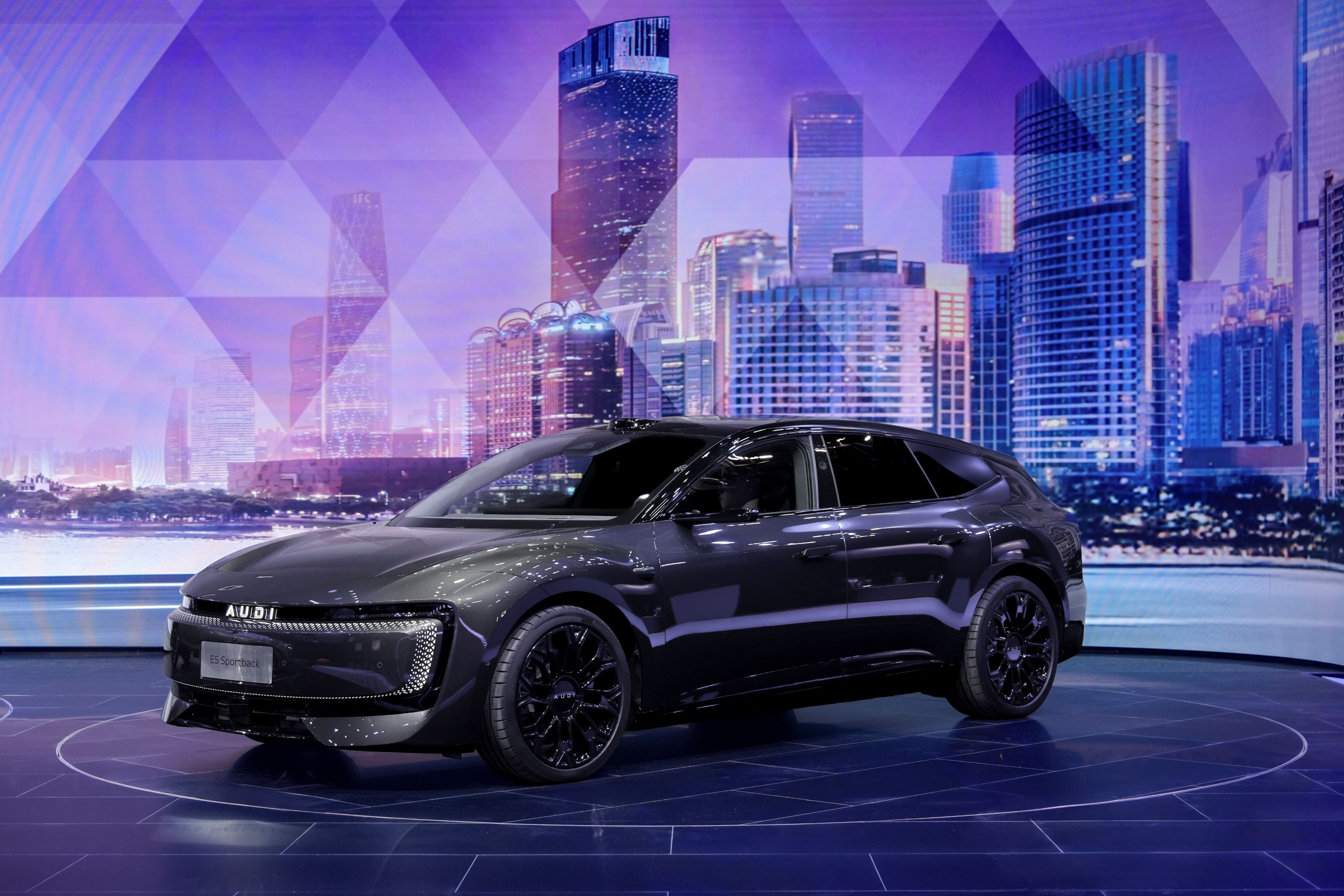 广州车展丨AUDI E SUV概念车全球首秀，上汽奥迪E5、A5双车领衔闪耀羊城