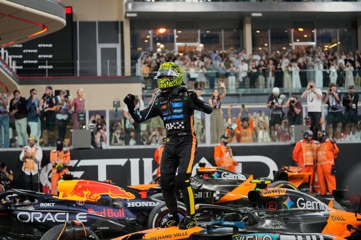 英国(guó)车(chē)手(shǒu)诺(nuò)里(lǐ)斯(sī)首次加冕F1车手总冠军