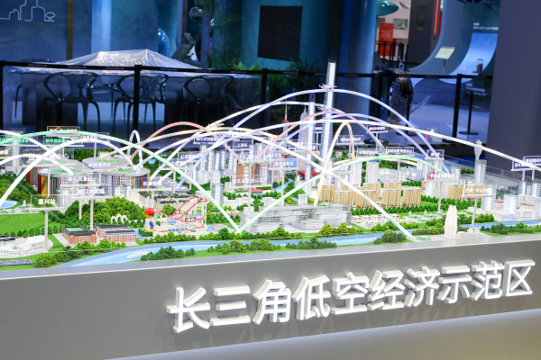 进博直击｜进博会场整装待发，未来出行展区抢“鲜”看
