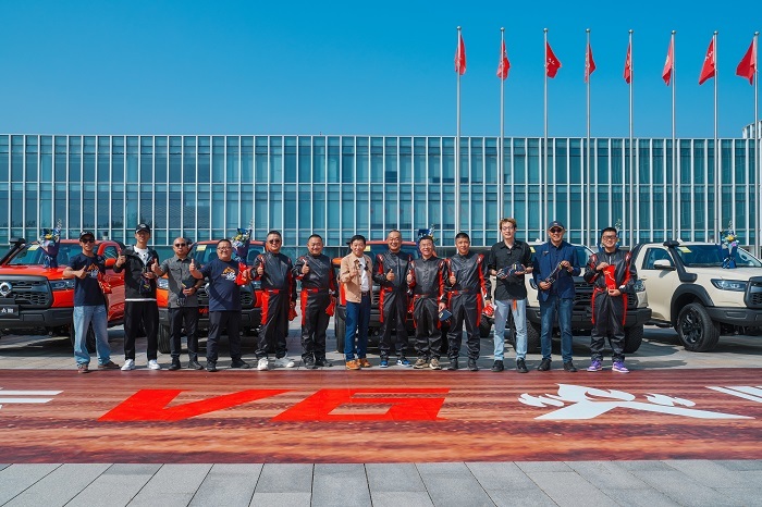 V6火炮正式上市，魏建军兑现承诺亲自给车主交车