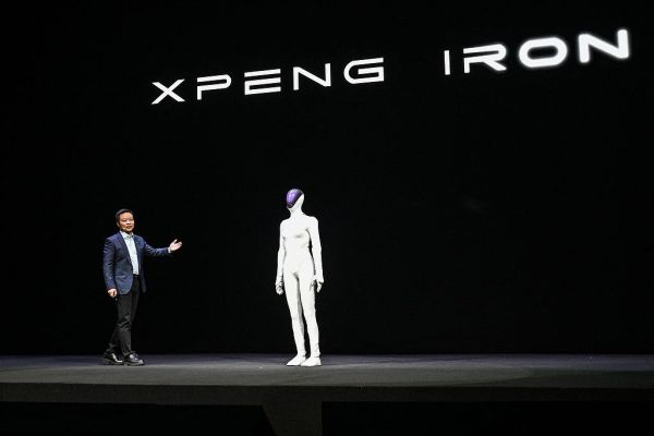 何小鹏：人形机器人明年底量产，软硬件标准要符合甚至超过“车规”