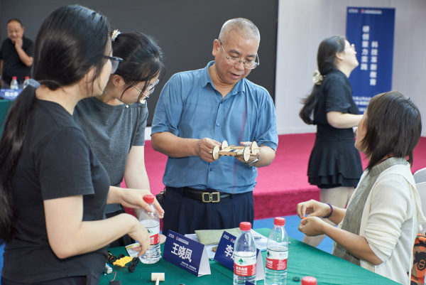 上汽大众携志愿者赴恩施希望小学，推动科学人文教育融合
